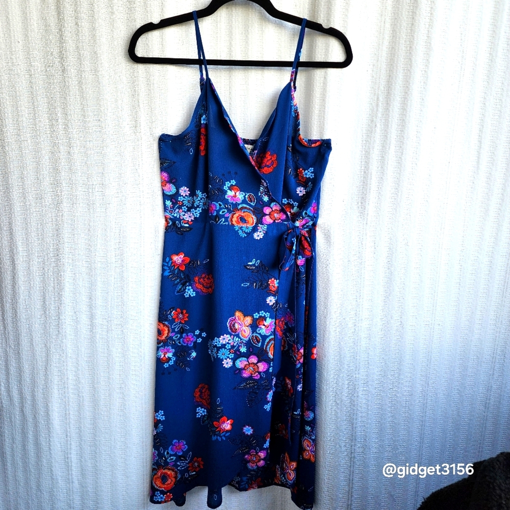 NWOT  TEAL BLUE FLORAL WRAP AROUND DRESS SCALLOPED NECK BY MONTEAU - SIZE MEDIUM